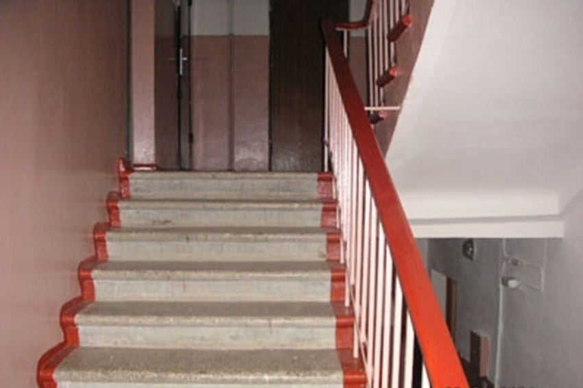 Пьяный таганрожец упал с лестницы на 2-летнего ребенка