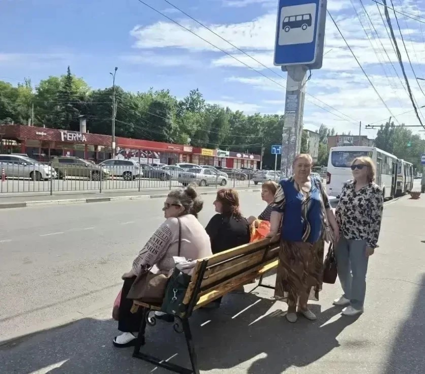 Новый вокзал дождался: на остановке на Москатова наконец появилась лавочка
