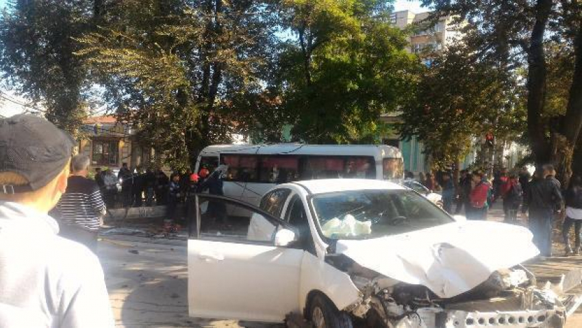 В аварии с маршрутным такси в Таганроге пострадали 16 человек