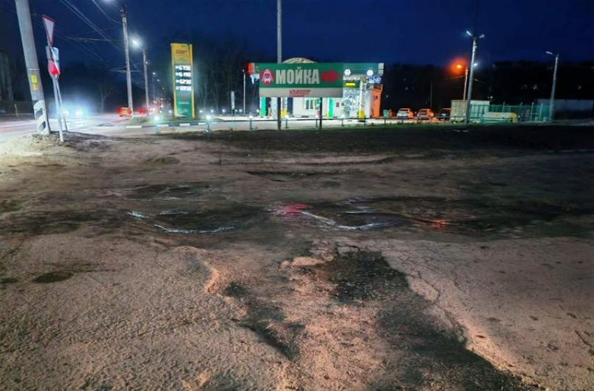 Жители 1-го Нового переулка в Таганроге жалуются на разрушенную дорогу: власти обещают ремонт в 2026 году