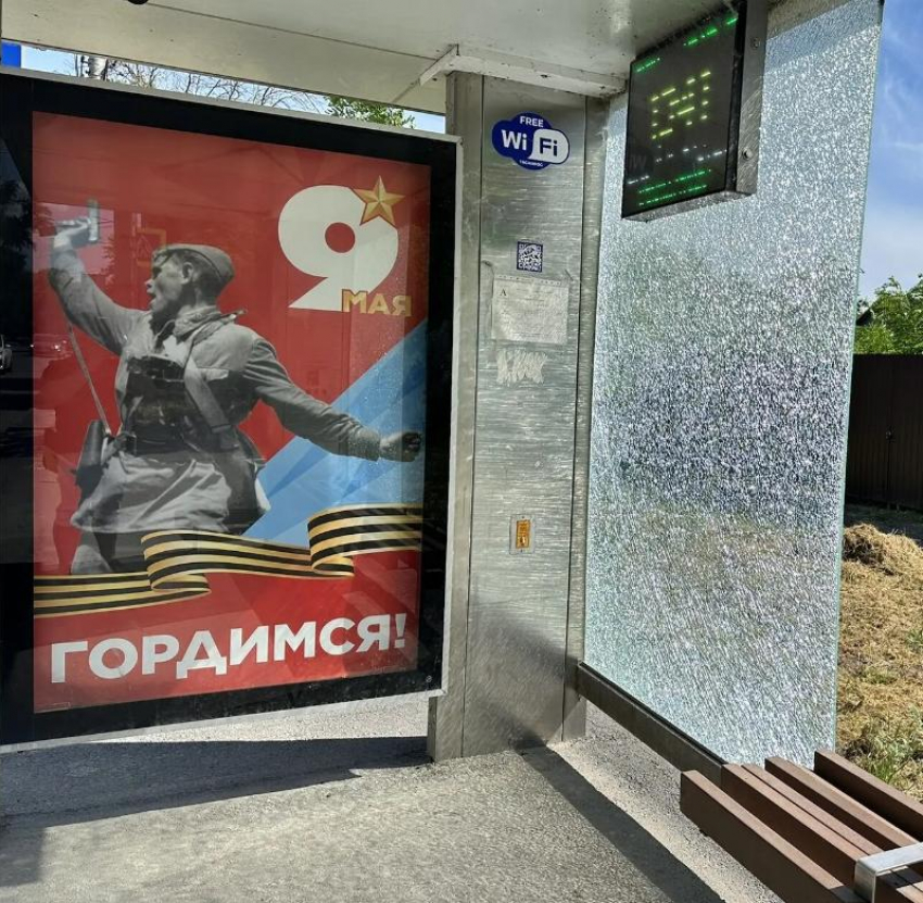 В Таганроге чтят память ветеранов...сквозь разбитые и грязные стёкла