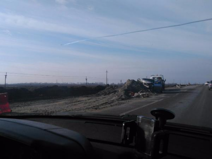 Игнорирование дорожных знаков привело водителя к жестокой аварии на трассе Ростов-Таганрог