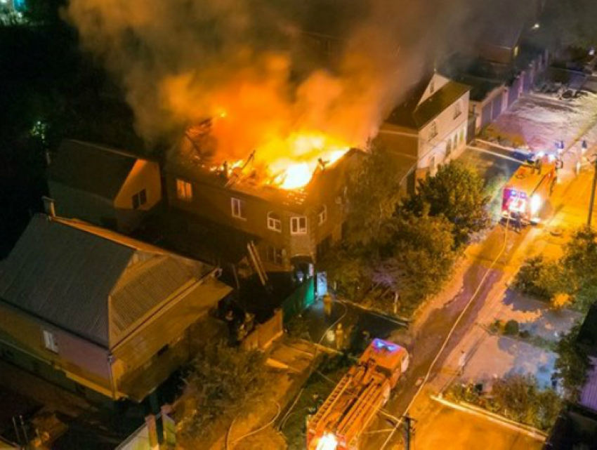 Сгорел двухэтажный дом в Таганроге