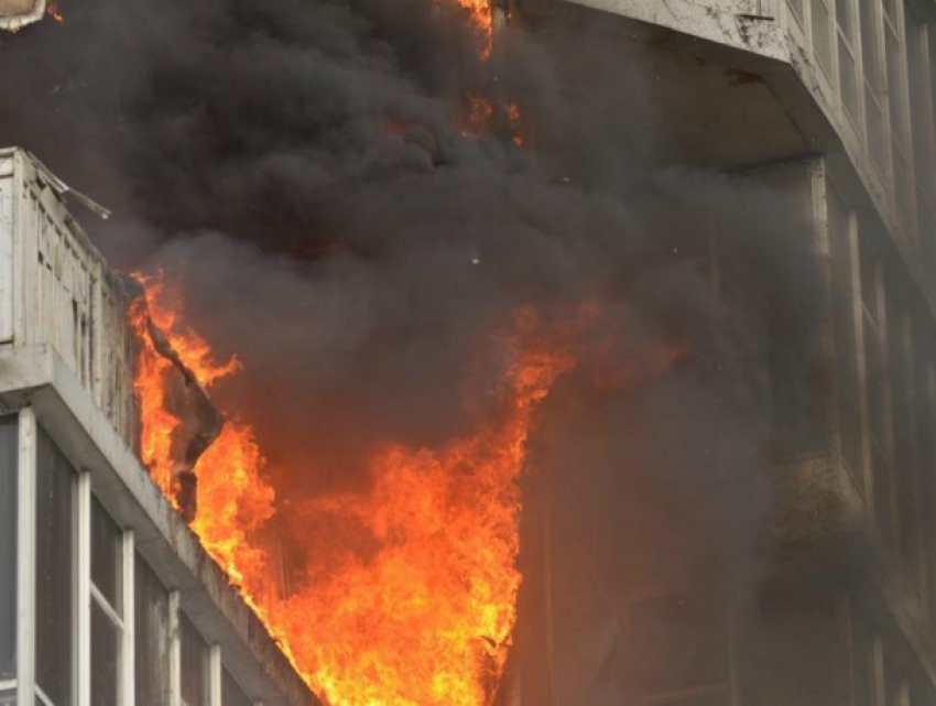 В Таганроге в многоэтажном доме произошел пожар