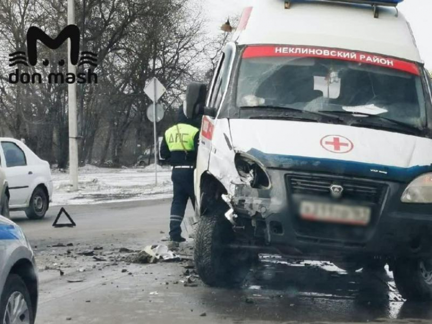 В Таганроге в аварии со «Скорой» пострадал фельдшер