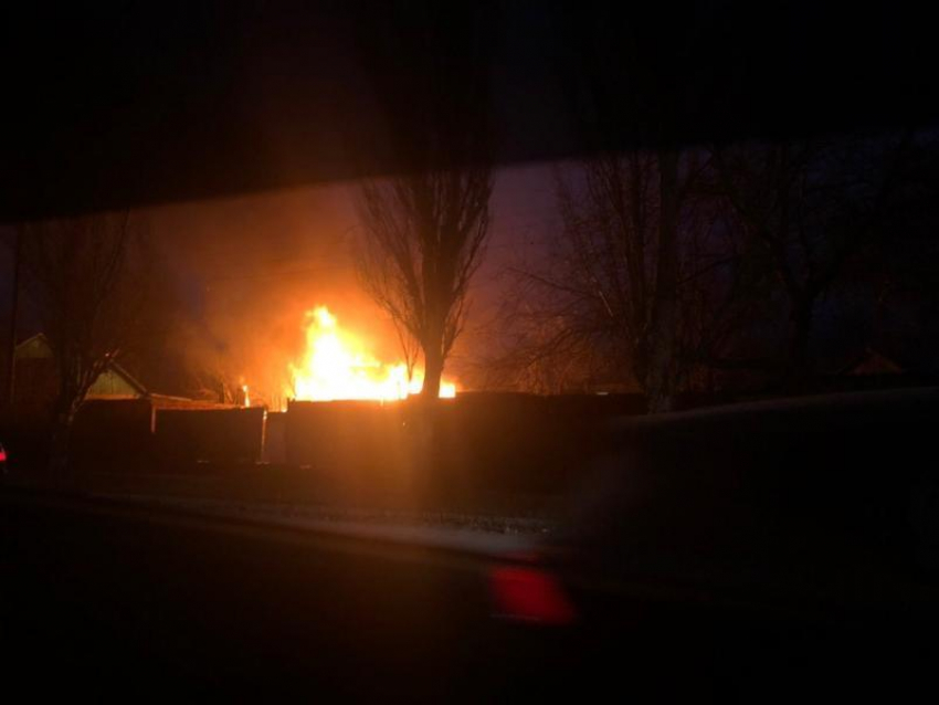 В крупном пожаре в Таганроге спасли человека