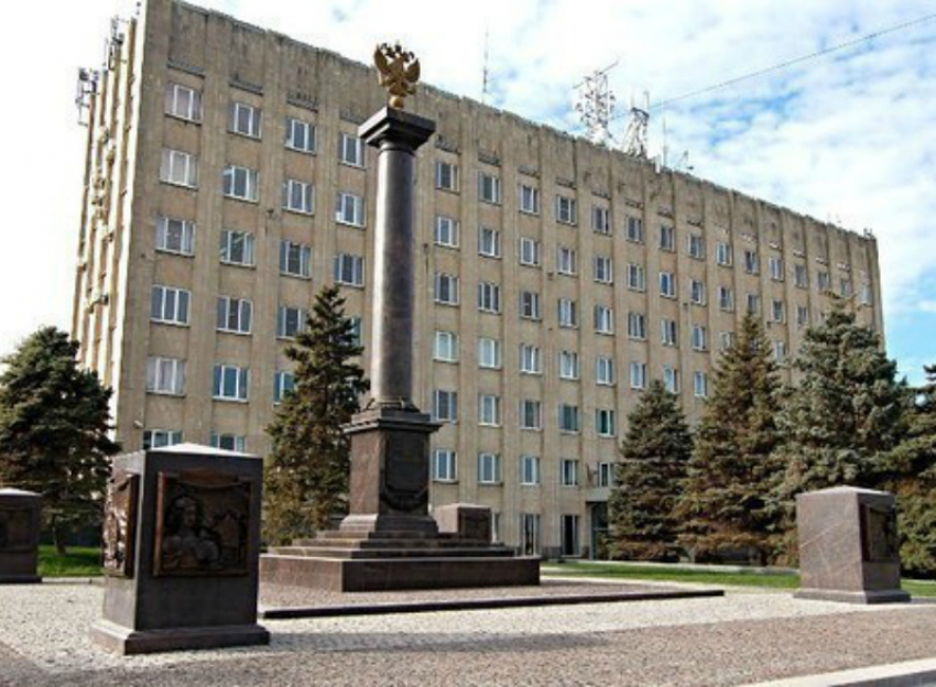 На украшение городской администрации потратили 250 000 рублей