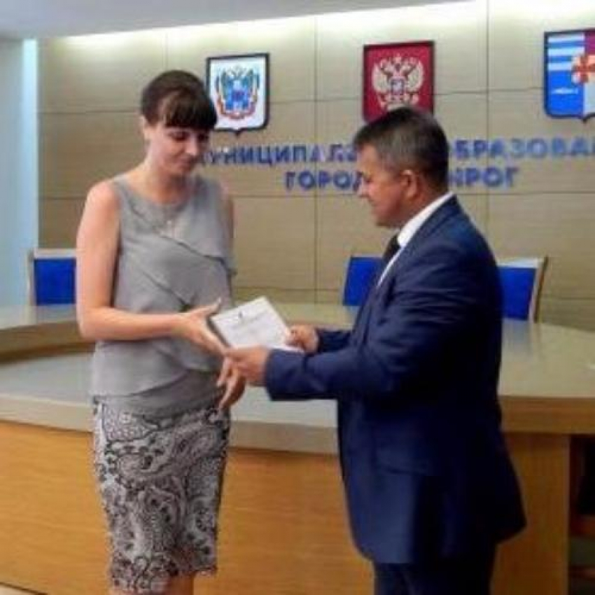 Семь молодых таганрогских семей получили жилищные сертификаты