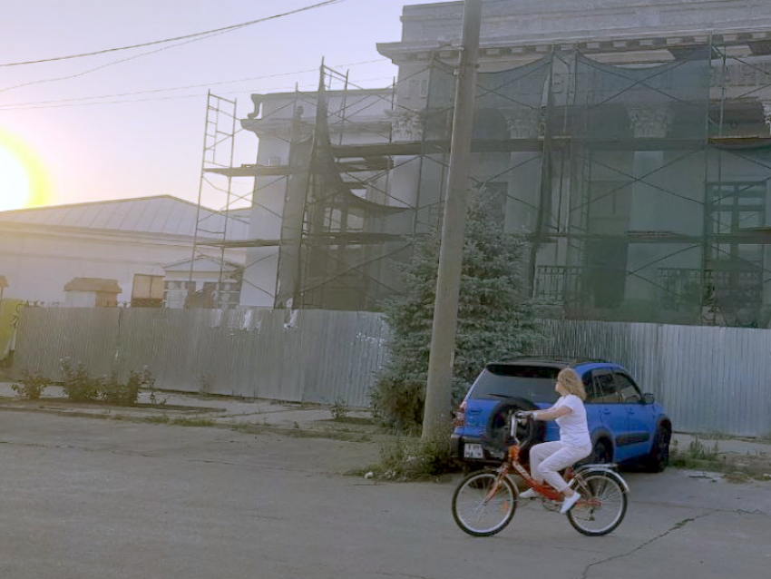 Музей, пострадавший от ракеты, начали штукатурить в Таганроге 