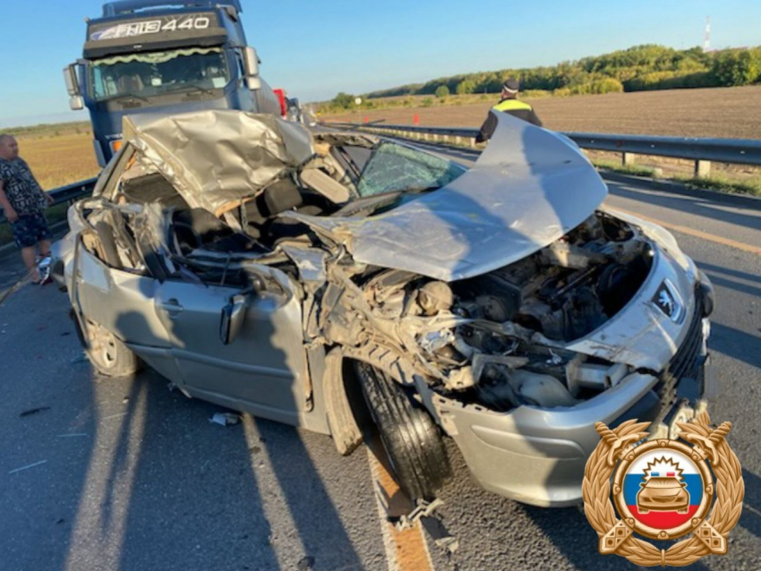 Машину сплющило на автотрассе «Новороссия» под Таганрогом