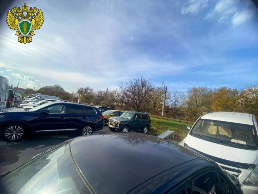 Таганрогская транспортная прокуратура выявила незаконную автостоянку на землях РЖД