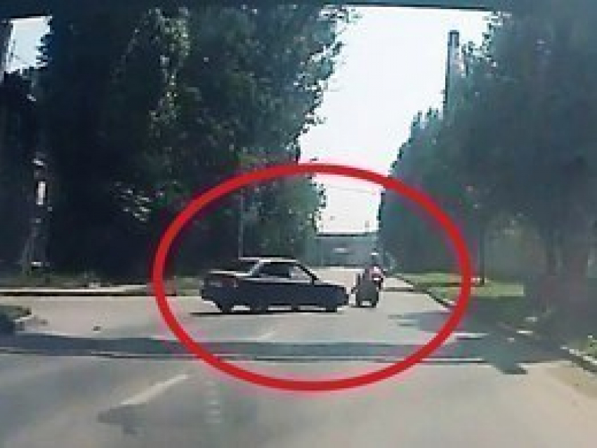 ДТП в Таганроге с участием мотоциклиста попало на видеорегистратор