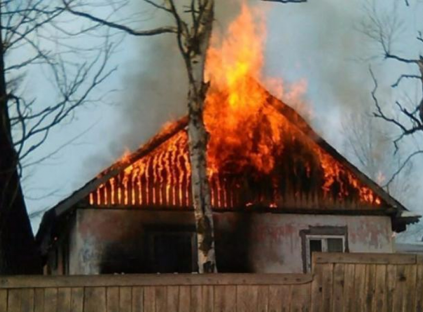В Таганроге мужчина погиб при пожаре из-за попытки согреться дома