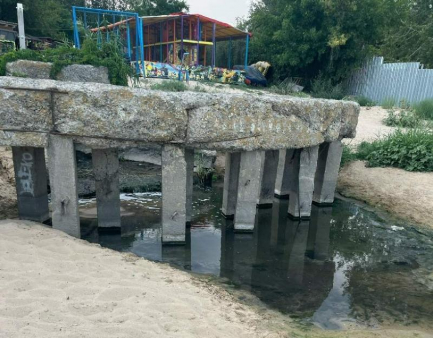 Жители Петрушино бьют тревогу из-за загрязнения пляжа сточными водами