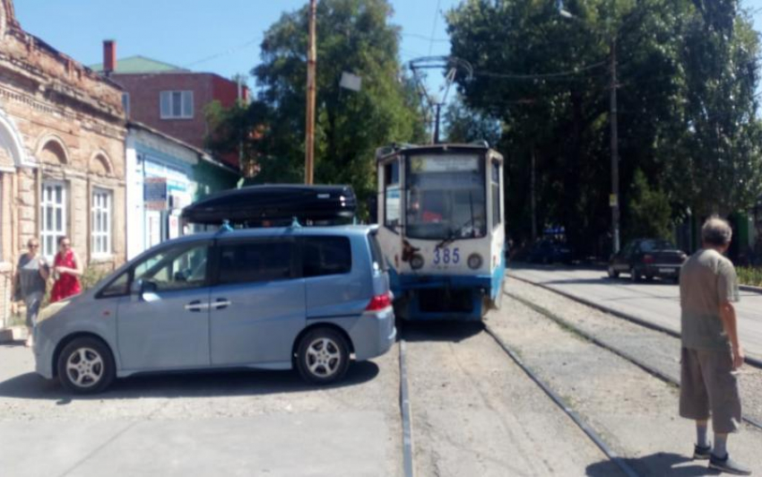 Хам –парковщик перегородил трамвайные пути на Александровской в Таганроге, поставив авто почти на рельсы