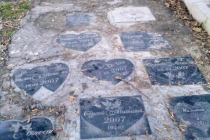 Туристы, приезжающие в Таганрог удивлены «могильным холмикам» у памятника Петру I