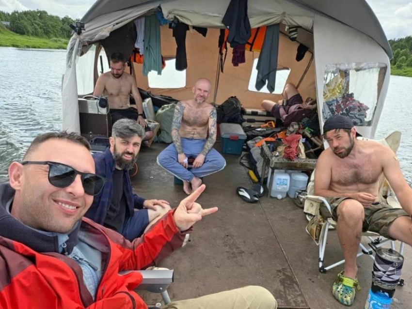 На маленьком плоту: таганрожец Рома Зверь поделился уютными кадрами отдыха на Волге