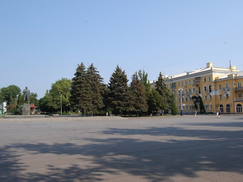 «Как в фильмах ужаса»: таганрожцы пожаловались на отсутствие освещения на Октябрьской площади