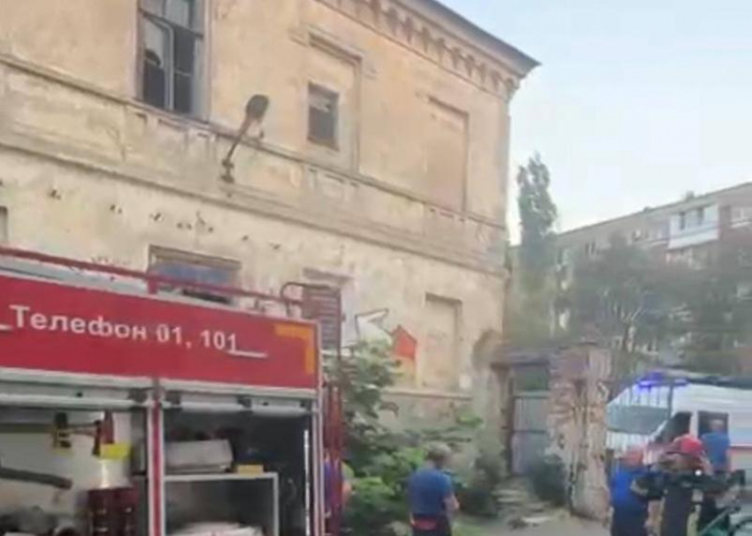 Договор заключили и забыли: в Таганроге регулярно горит историческое здание в центре города