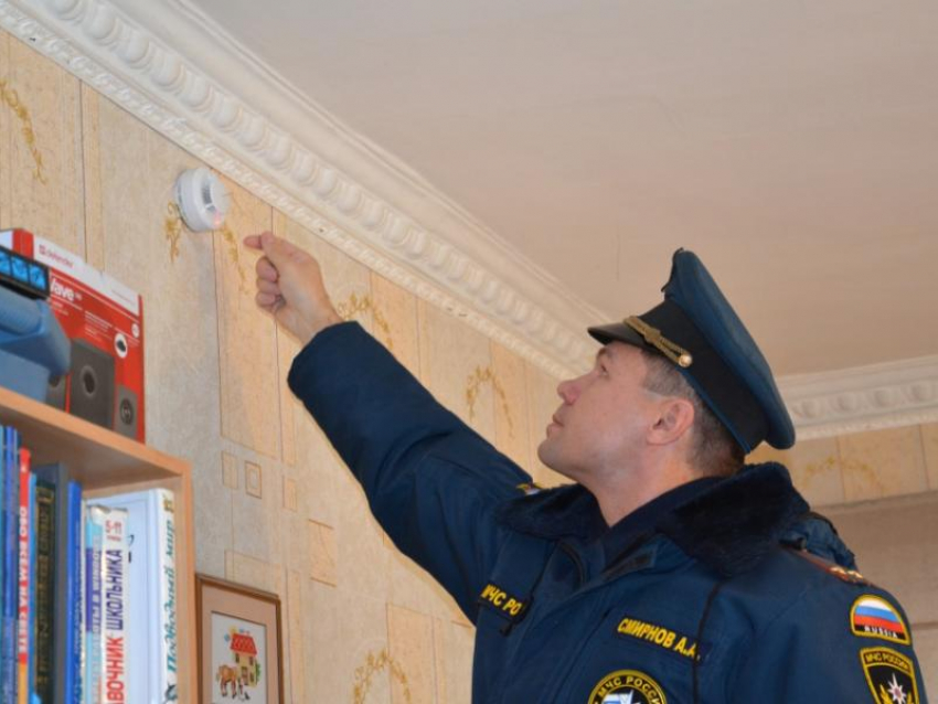 В таганрогских семьях, сотрудники МЧС, устанавливают пожарные извещатели 
