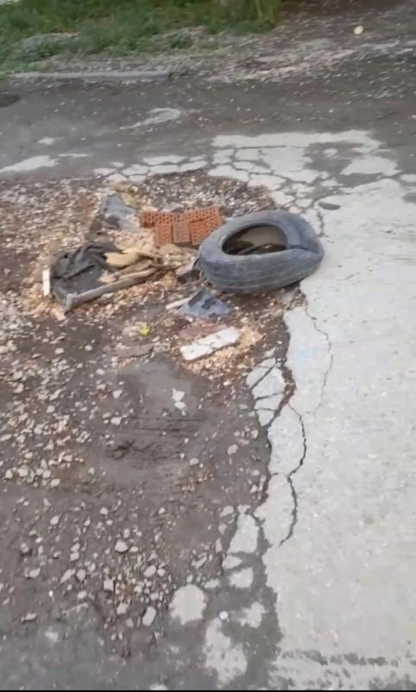 "Как тут колясочникам ездить": убитая дорога на Театральной возмутила таганрожцев