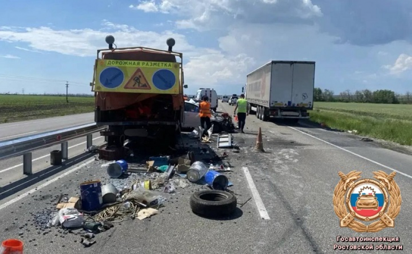 Врезались в машину дорожников: два человека пострадали в аварии под Таганрогом