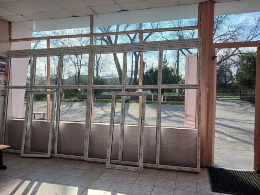 Пострадавшую от атак школу в Таганроге чинят, но сроки пока не озвучили