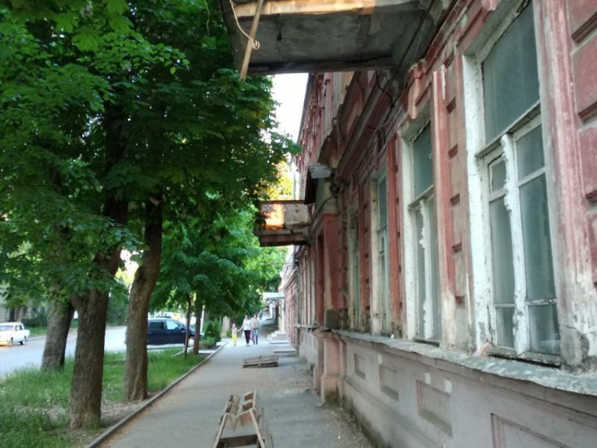 Таганрожец предупредил администрацию, что на улице Чехова балконы могут обрушиться на головы