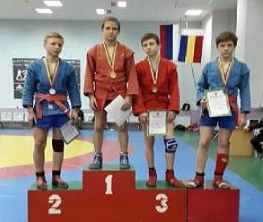 12 таганрогских самбистов привезли из Ростова 13 медалей