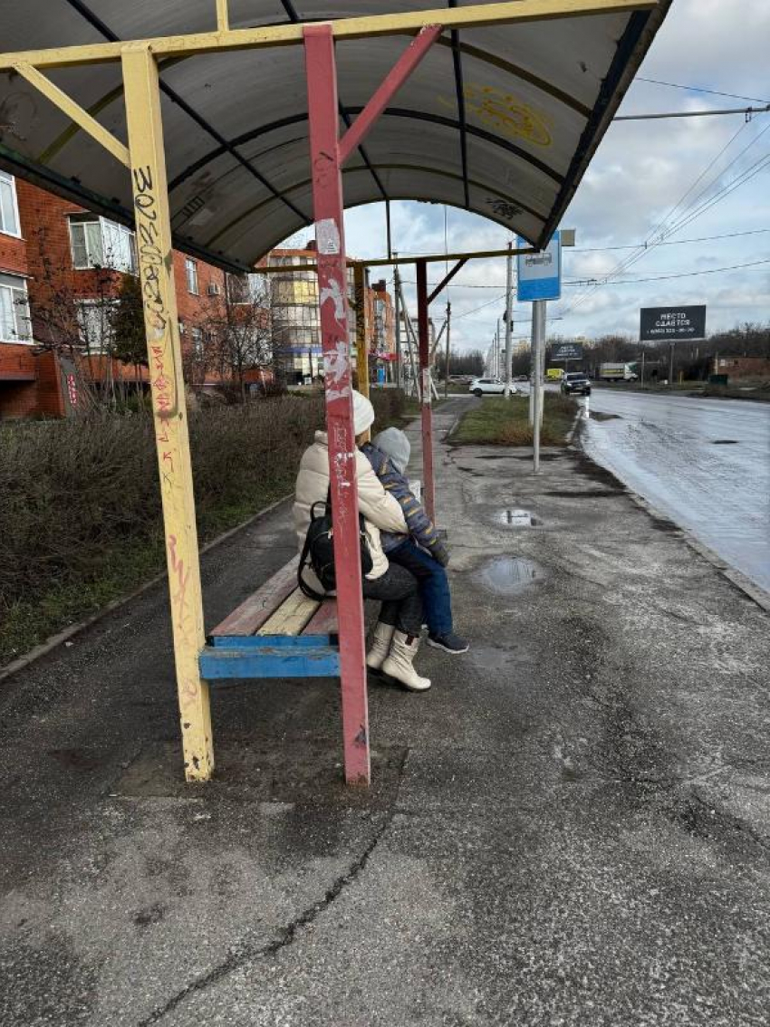 Продует насквозь: таганрожцы могут жёстко застудить поясницу пока ждут транспорт на «Миллениуме"