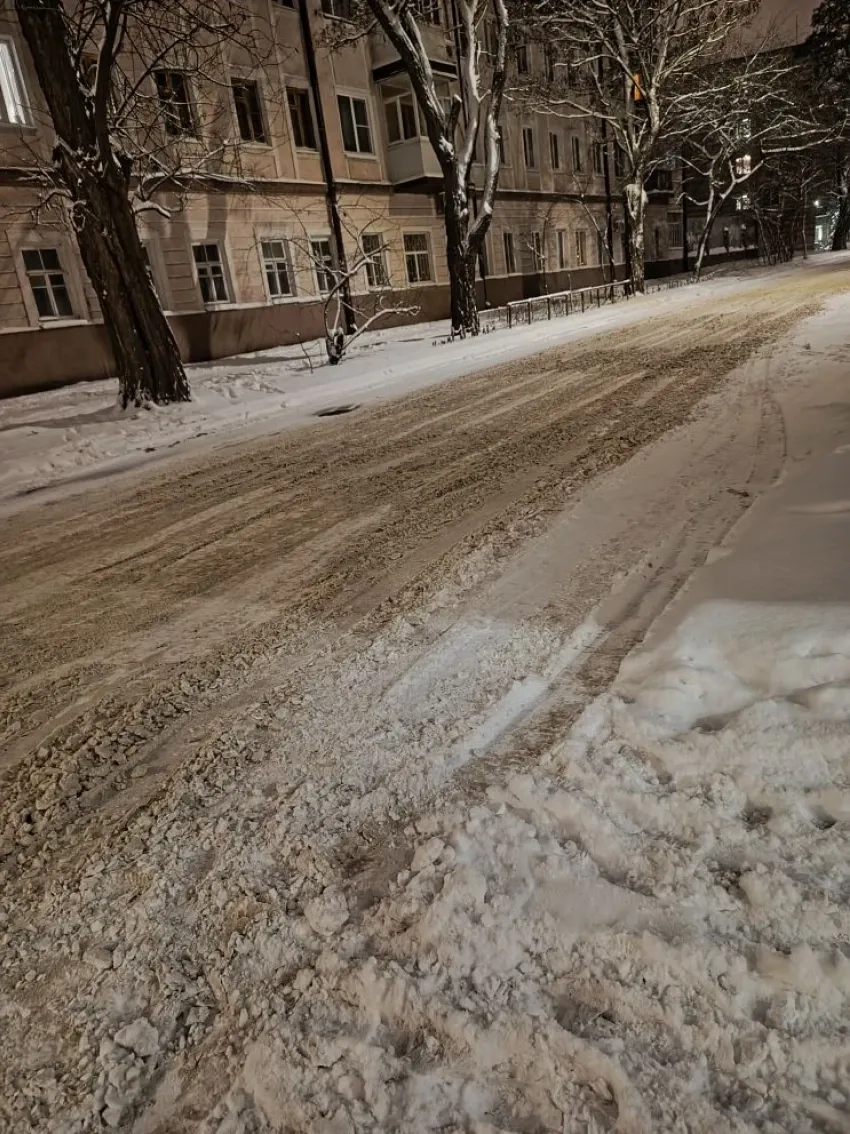 «Снег до 4 см можно не чистить»: власти Таганрога объяснили нормы уборки после жалоб горожан