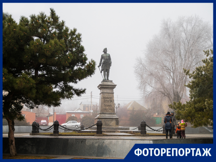 Фоторепортаж: туманный Петр Первый, очарование пустых улочек и утренние заморозки