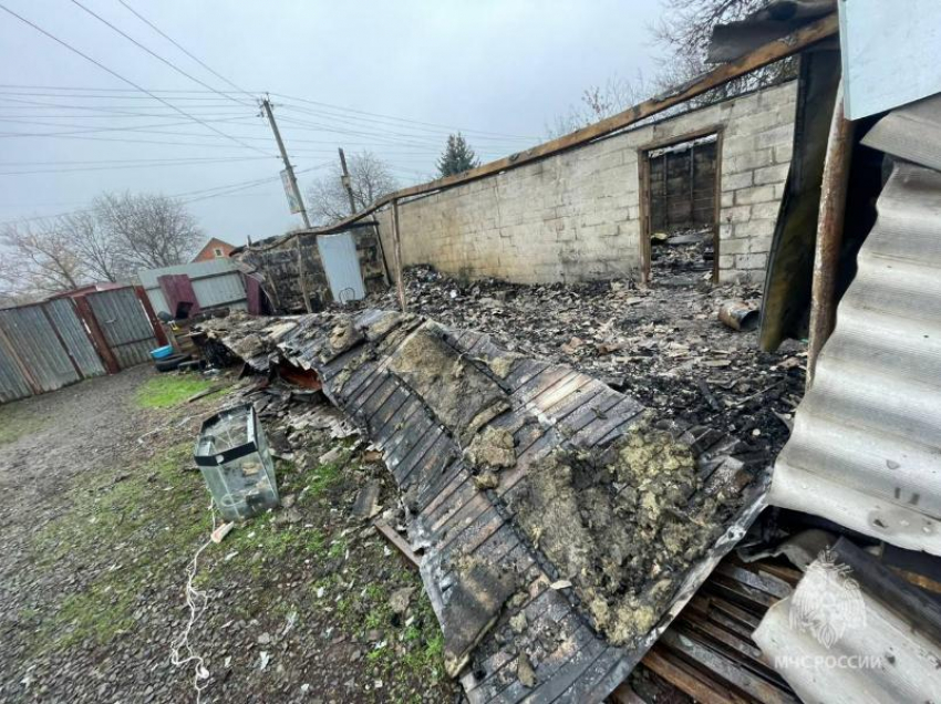 Чудовищный пожар уничтожил пункт выдачи заказов под Таганрогом