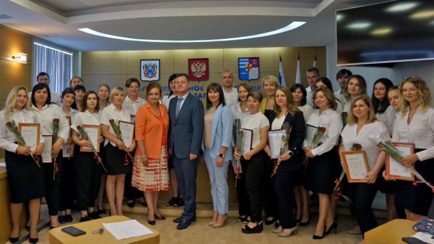 Сотрудников МФЦ Таганрога поздравили с профессиональным праздником