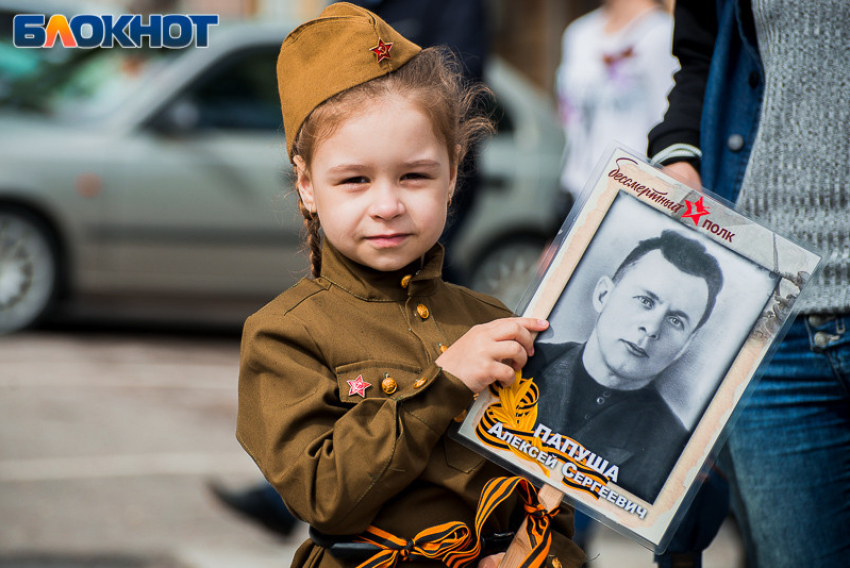 Блокнот таганрог новости сегодня. Семья в Бессмертном полку. Бессмертный полк моей семьи. Бессмертный полк 2021 картинки для презентации. Бессмертный полк мама и сын фото.