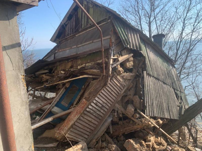 Часть Таганрога грозится рухнуть в пропасть из-за разрушения обрыва 