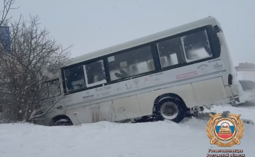 Маршрутка съехала в кювет под Таганрогом: двое пассажиров в больнице