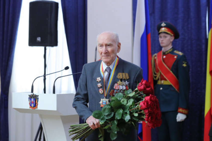 Василий Голубев поздравил фронтовика Василия Ивановича Добрицу с 98-летием
