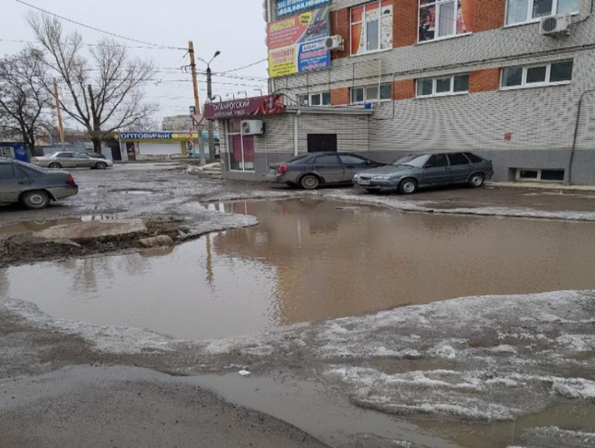 Болото в Таганроге каждый день засасывает машины