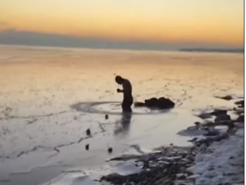 В Богудонии спасли замерзающего человека в Таганрогском заливе