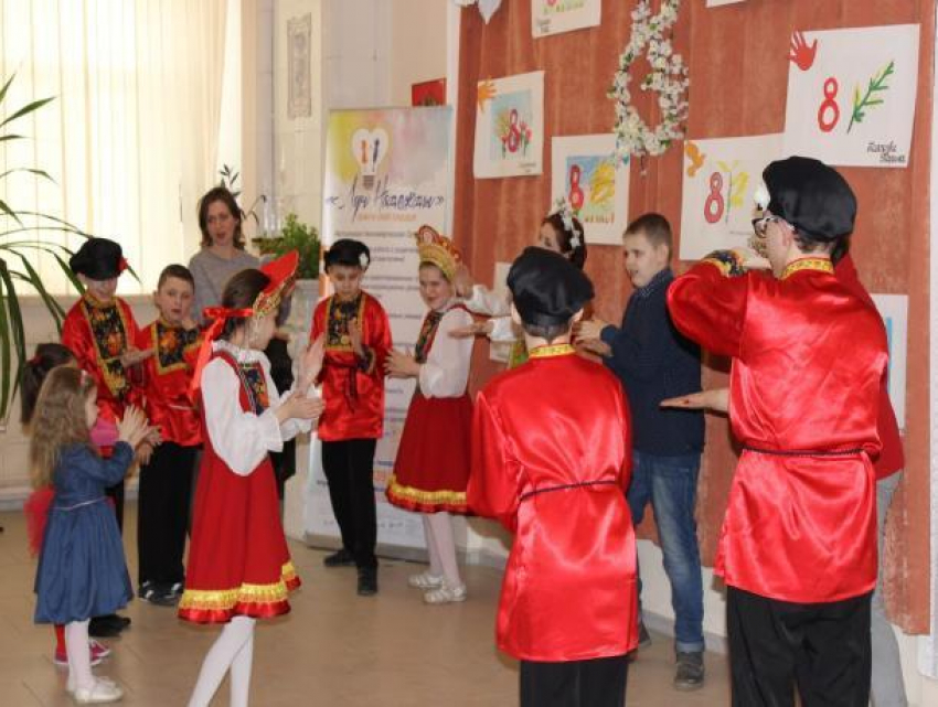 Дети из «Луча Надежды» отметили два праздника – Масленицу и 8 Марта в Таганроге