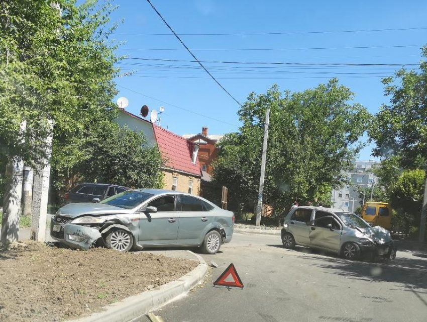 В Таганроге спасатели доставали из авто пострадавшую в ДТП семейную пару