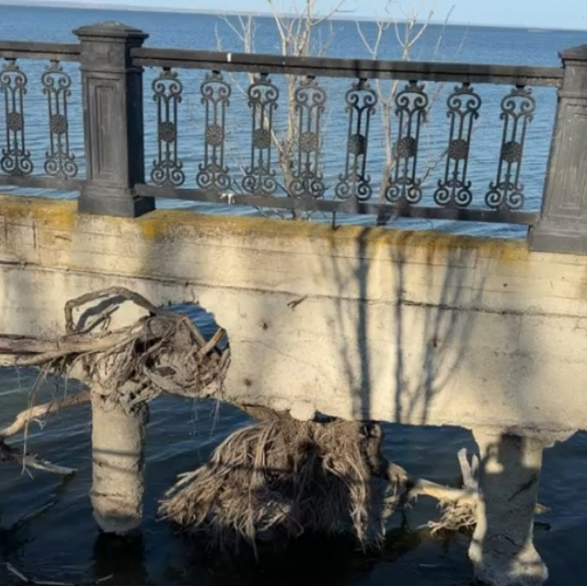 "Нельзя трогать вековую историю": таганроженка предположила, почему до сих пор не ремонтируют набережную
