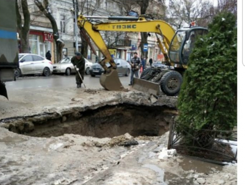 На Петровской рухнул асфальт, говорят , что опять коллектор в Таганроге шалит