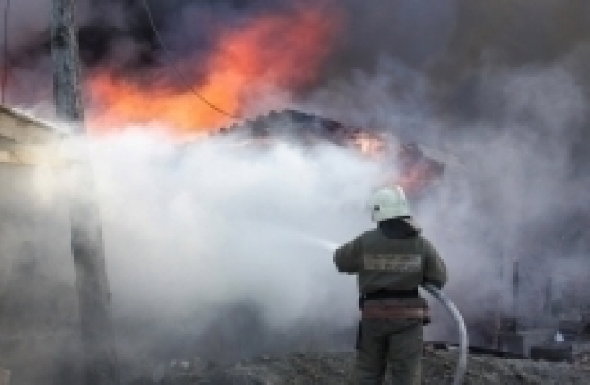 В Ростовской области следователи выясняют обстоятельства гибели двух человек в результате пожара в жилом доме