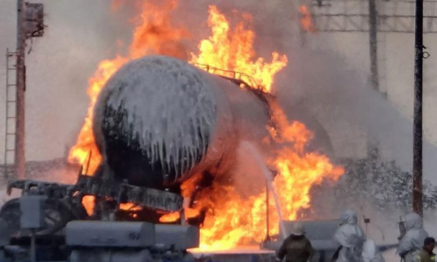 Цистерна с нефтепродуктами загорелась на трассе Ростов-Таганрог