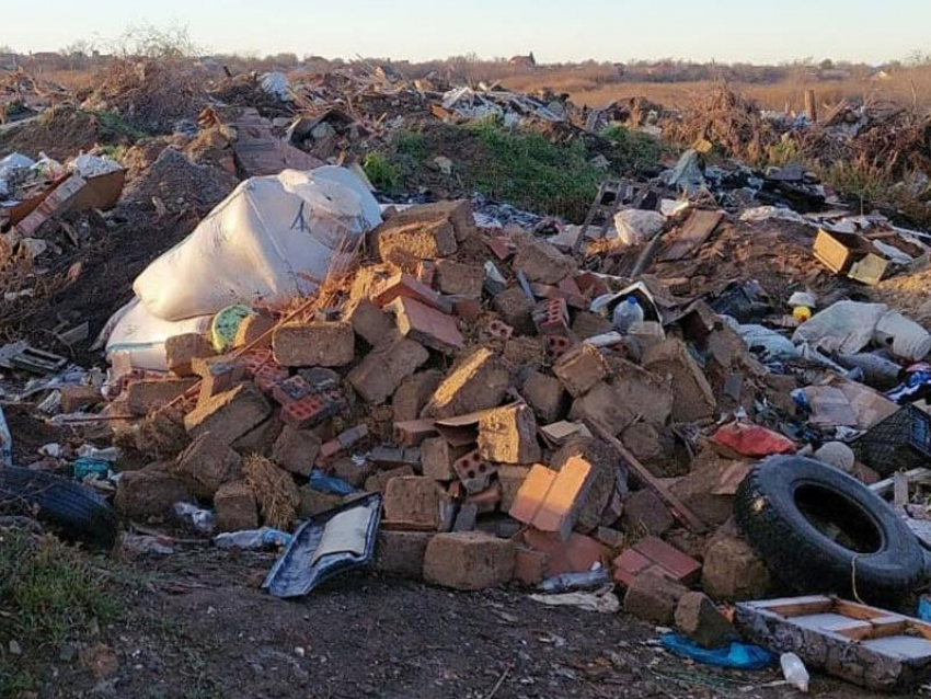 Свалка закрыта и «серые возчики» беспределят через дорогу от неё