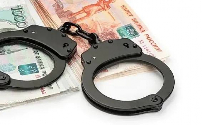 Борец с коррупцией и сотрудница суда попались на крупной взятке под Таганрогом