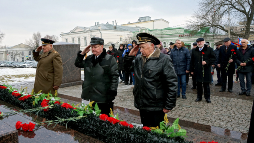 В канун Дня защитника Отечества в Таганроге возложили цветы 