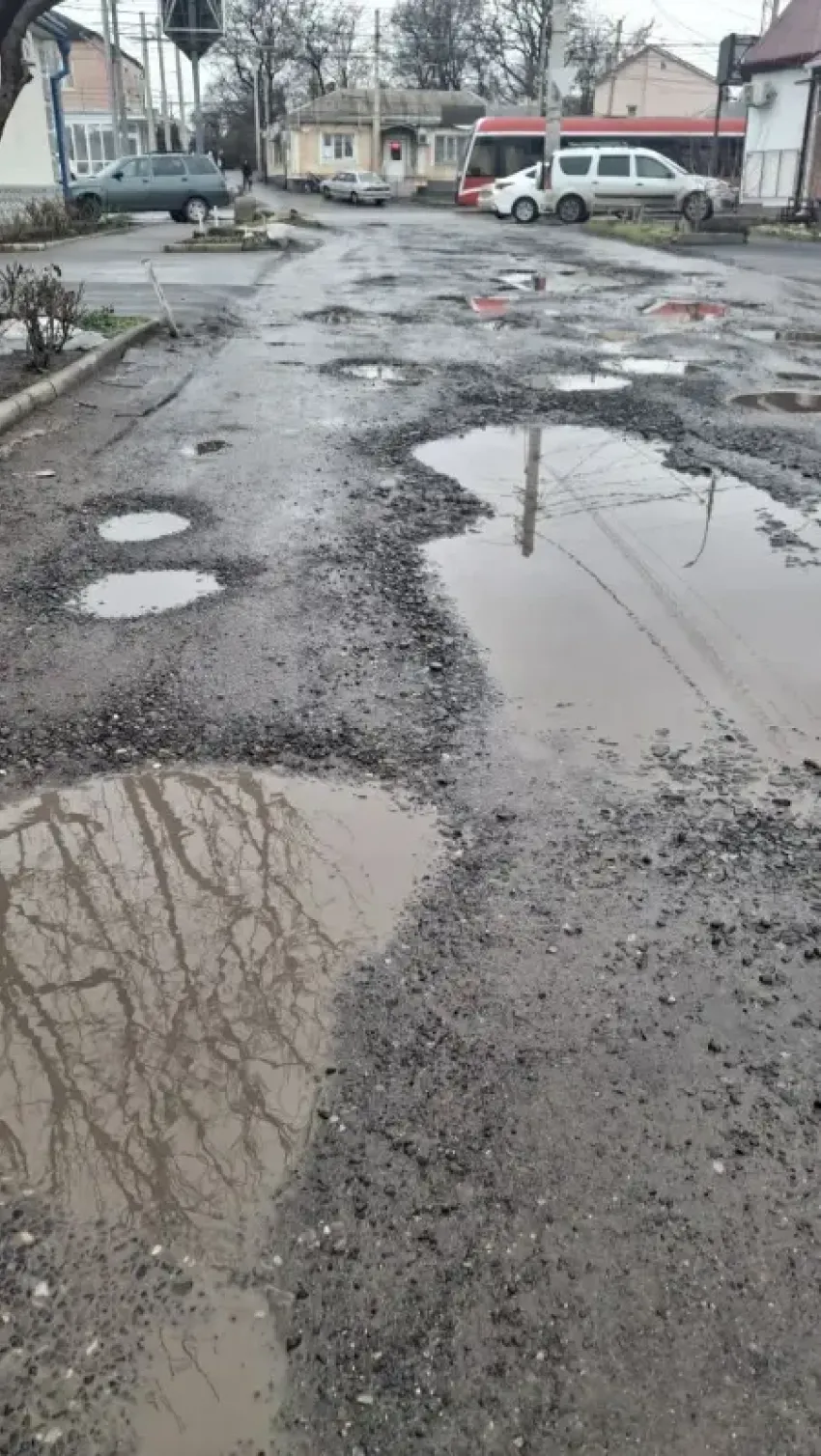 "По этой дороге мы голосовать ходили": таганрожцы просят засыпать ямы на улице Красноармейской